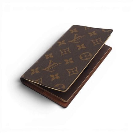 路易威登 
路易威登Monogram帆布笔记本封面，内衬为棕色牛皮。内页设有两个拉链口袋，可同时收纳
