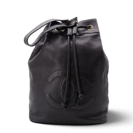 香奈儿
香奈儿“Timeless CC Drawstring”款手提包兼双肩包，采用黑色小羊皮制成。