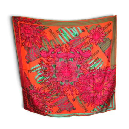 HERMÈS
Carré en soie Hermès 90 x 90 cm "Les sangle