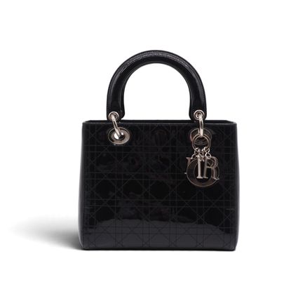 克里斯汀·迪奥
克里斯汀·迪奥手袋，"Lady Dior"款式，采用黑色绗缝漆皮材质。可手提或斜挎。