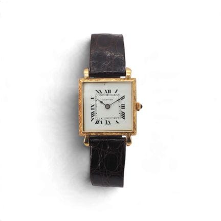 CARTIER
Square-shaped watch with a mechanical hand