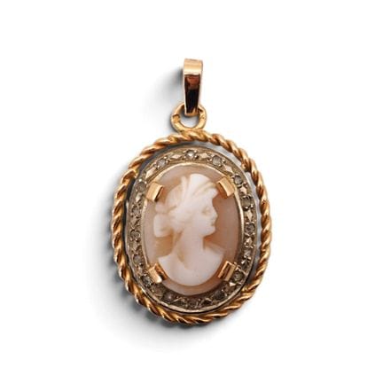 Un pendentif camée ovale, représentant une dame de