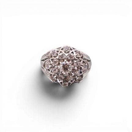 Bague fleur en or blanc 18 K, 750/1000, ornée de 1