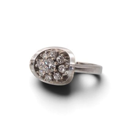 Bague marguerite en or gris 18 K, 750/1000, sertie