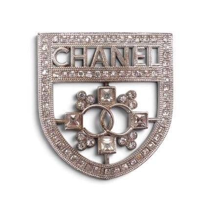 CHANEL
Broche signée Chanel en métal argenté et cr