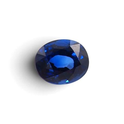 Saphir ovale non chauffé de 6,22 cts, présenté seu