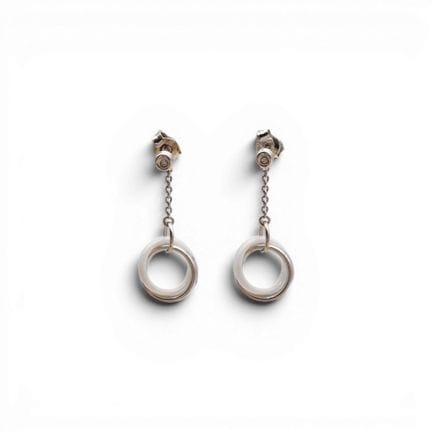 Paire de boucles d'oreilles pendantes en or blanc 