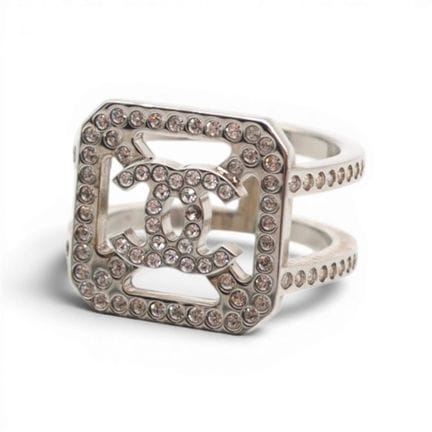 CHANEL 
Bague Chanel ajourée en métal argenté, mon