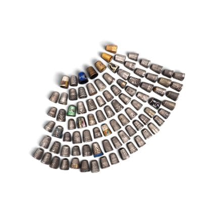 Collection comprenant 89 dés à coudre en argent et