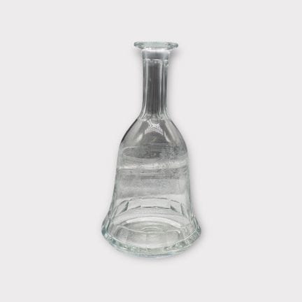 Carafe en verre incolore à décor feuillages, non s