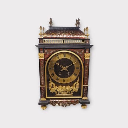 Horloge de style Boulle. Décor en marqueterie et l