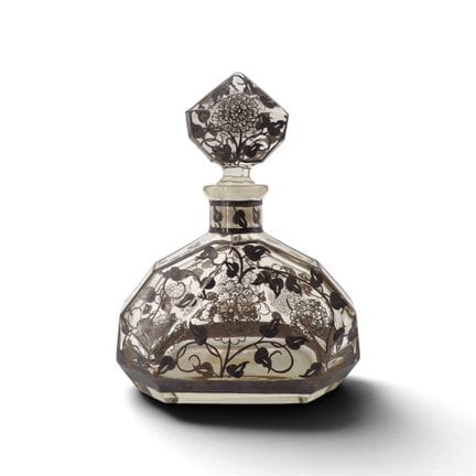 Carafe en cristal incolore à motifs floraux et vég