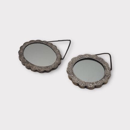 Lot comprenant deux petits miroirs à suspendre ron