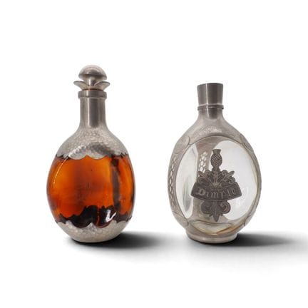 Paire de carafes à whisky en verre et étain. L'une