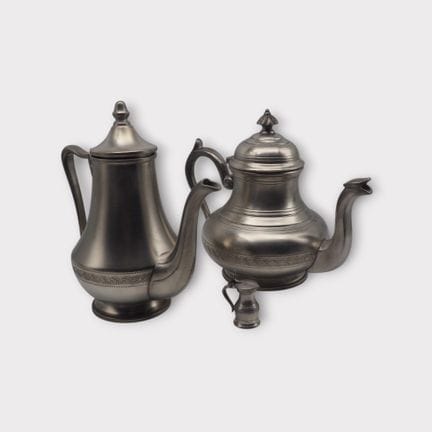 Lot comprenant une théière, une cafetière et un pe