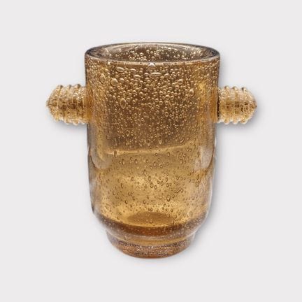 Vase en verre bullé fumé brun.
Dimensions : H. : 2