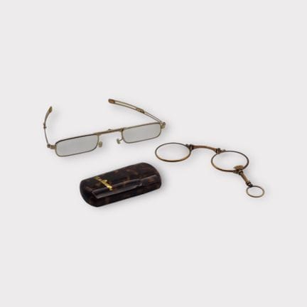 Lot comprenant une paire de lunettes de théâtre pl