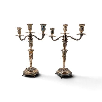 Paire de candélabres à 3 lumières, à motifs de feu