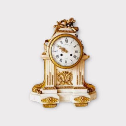 Pendule d'époque en marbre blanc et bronze doré. C