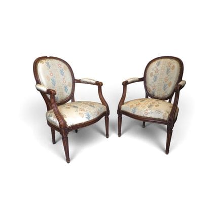 Paire de fauteuil cabriolet de style Louis XVI. Do