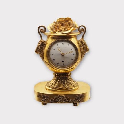 Pendule d'époque en bronze doré. Cadran blanc sign