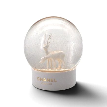CHANEL
Boule à neige décorative en verre signée Ch