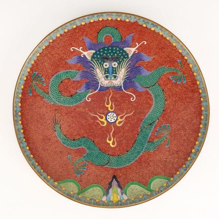 Assiette en cloisonné datant de la période de la R