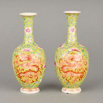 Paire de vases à boutons en porcelaine « famille r