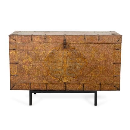 Grande malle de voyage tibétaine en gesso et bois 