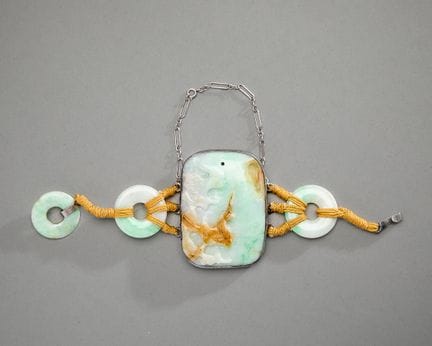 Pendentif chinois en jadéite sculpté, monté sur un