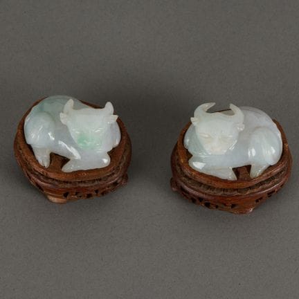 Paire de petits bœufs couchés en jadéite chinoise 