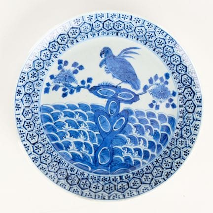 Assiette en porcelaine bleue et blanche de type « 