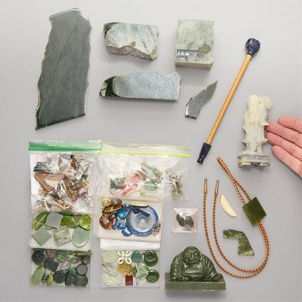 Importante collection d'objets sculptés en jade, c