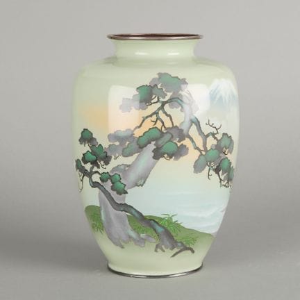Vase japonais en émail cloisonné représentant un p