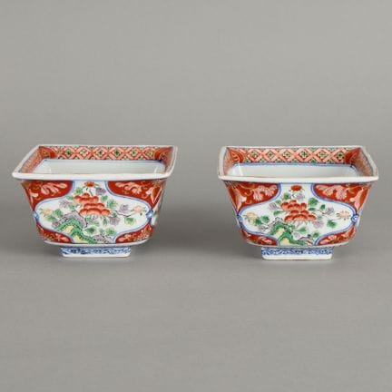 Paire de plats ou bols carrés en porcelaine Imari 
