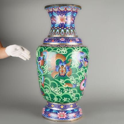 Vase chinois monumental en cloisonné représentant 