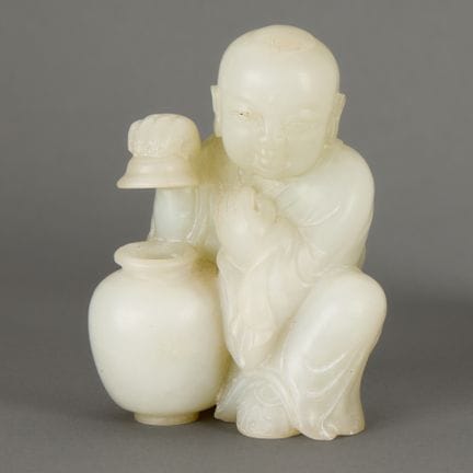 Figurine chinoise en jade blanc pâle finement scul