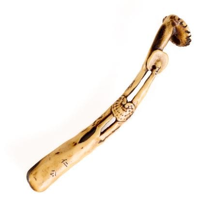 Netsuke japonais « obi-hasami » finement sculpté d