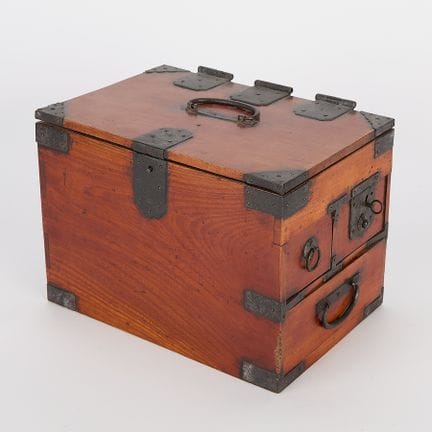 Petit coffre japonais en bois de type tansu ou cof