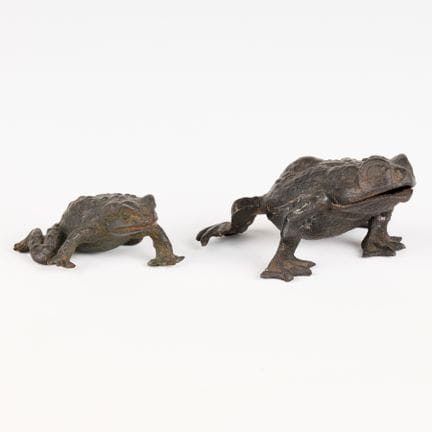 Ensemble de deux figurines de crapauds en bronze d