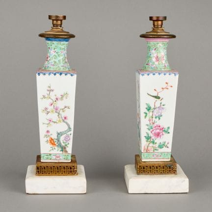 Paire de vases carrés effilés en porcelaine chinoi