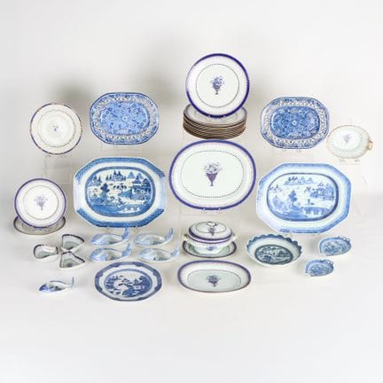Ensemble de 32 plats en porcelaine bleue et blanch