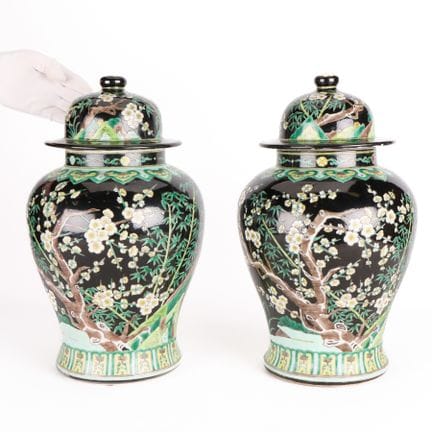 Paire de vases balustres à couvercle, ou « pots à 
