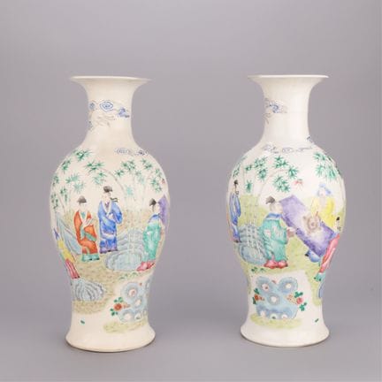 Paire de vases de forme balustre en porcelaine chi