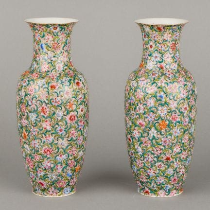 Paire de vases à motifs floraux « mille-fleurs » e