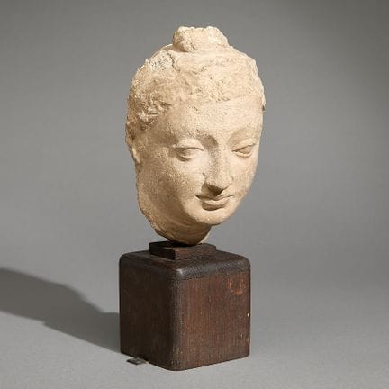 Buste antique en stuc sculpté du Gandhara représen