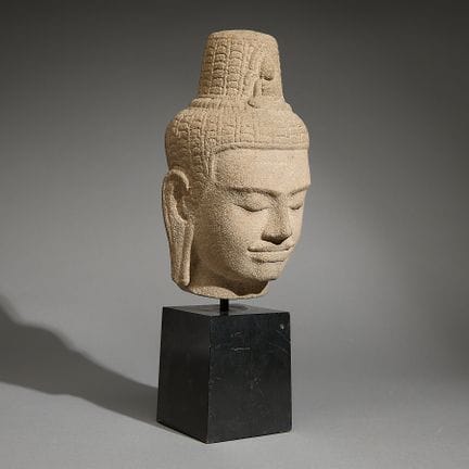 Tête d'Avalokiteshvara sculptée dans du grès, de s