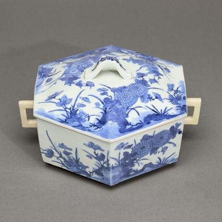 Soupière japonaise bleue et blanche à deux anses a