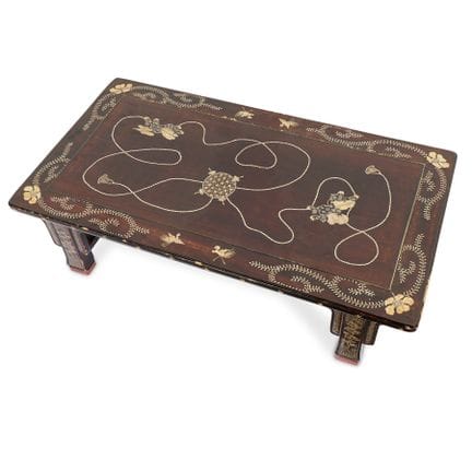 Table basse coréenne en bois, ornée d’une marquete