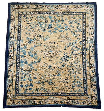 Tapis chinois orné de motifs floraux stylisés dans